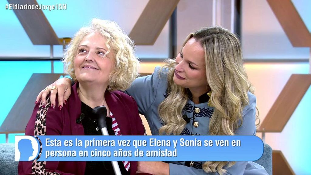 Se dan su primer abrazo en persona tras cinco años de amistad virtual: "Ella es quien me quitaba las penas"