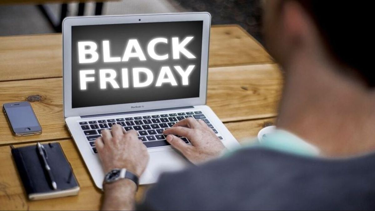 Cartel del Black Friday en un ordenador