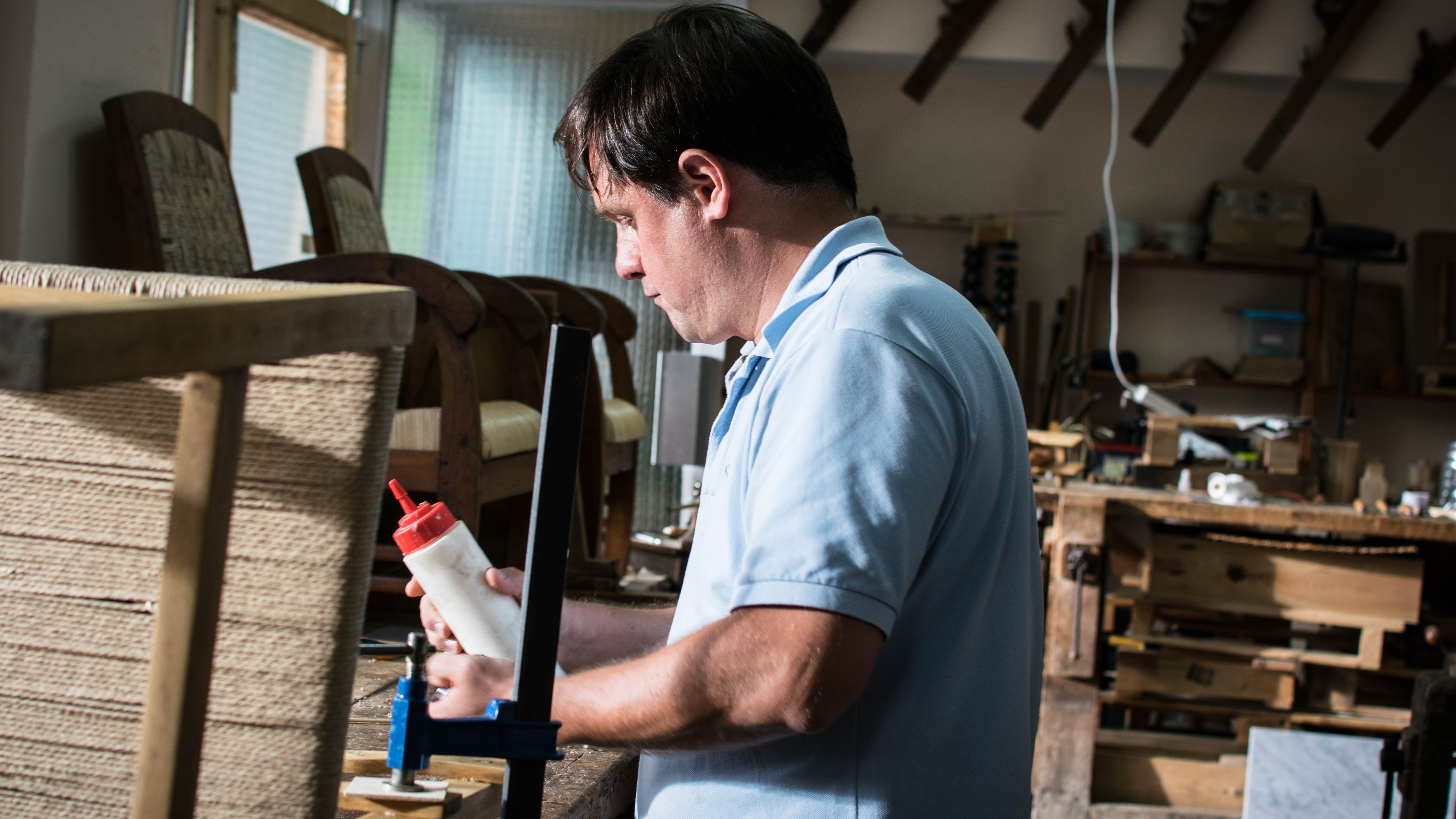 Daniel ejerce ahora de maestro de Elena a la que transmite su saber hacer en la elaboración de sillas artesanales
