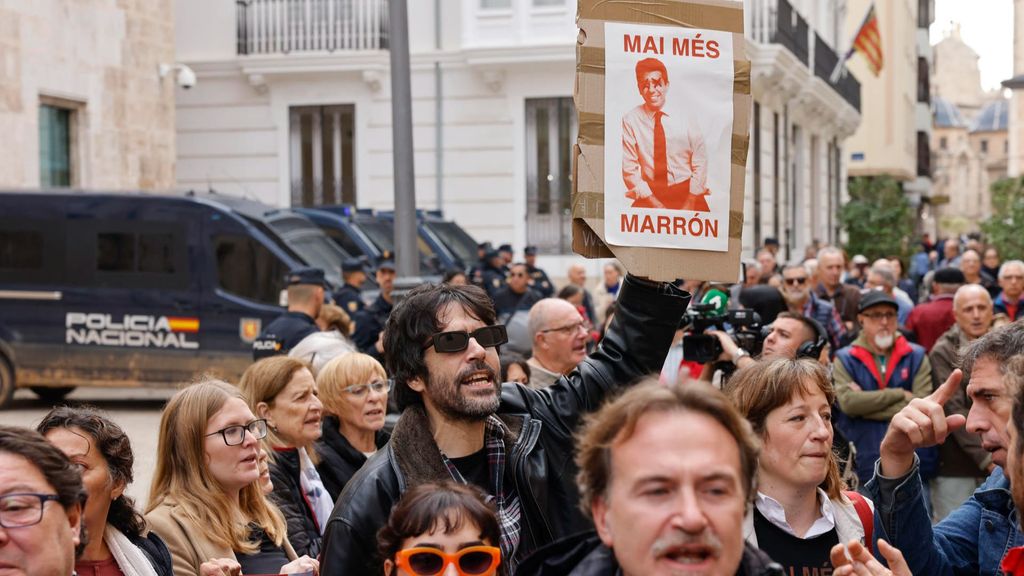 Decenas de personas piden la dimisión de Mazón a las puertas de Les Corts