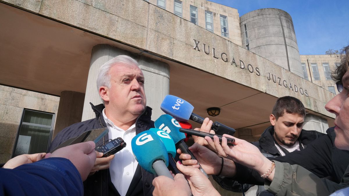 El abogado de la familia, Francisco Méndez Senlle, en los juzgados de Fontiñas, Santiago de Compostela, A Coruña