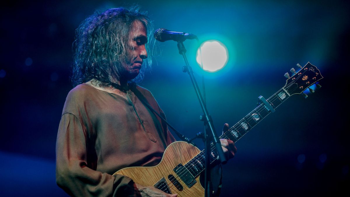 El cantante Roberto Iniesta, 'Robe', durante un concierto en el Auditorio Miguel Ríos, a 25 de mayo de 2024, en Rivas-Vaciamadrid, Madrid