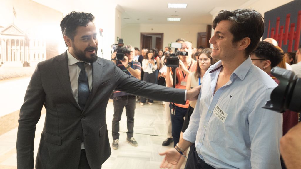 El eurodiputado Luis 'Alvise' Pérez Fernández saluda a su jefe de prensa, Vito Quiles en el Congreso de los Diputados