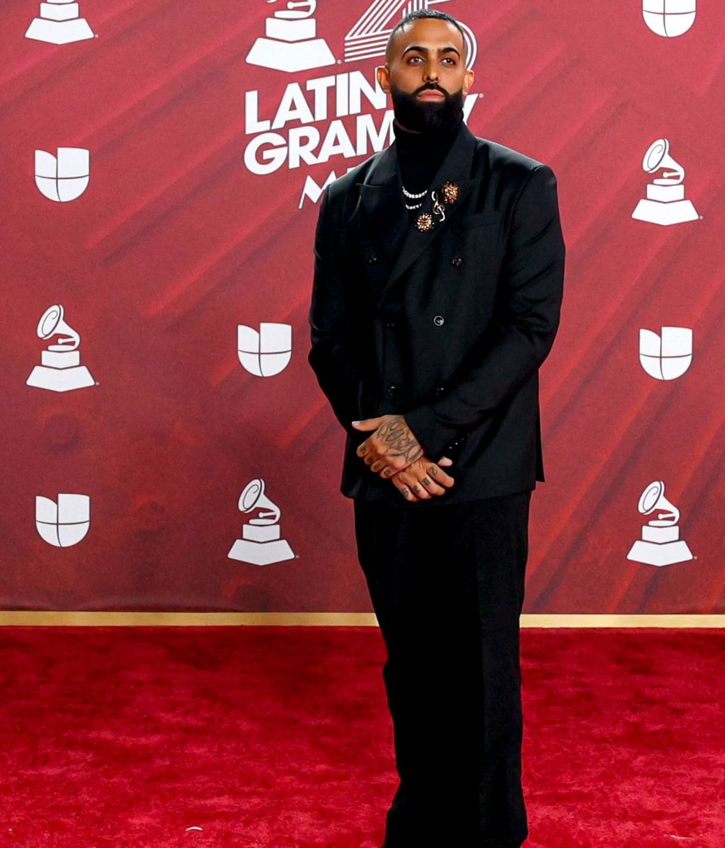 Eladio Carrión en la alfombra roja de los Latin Grammy 2024.