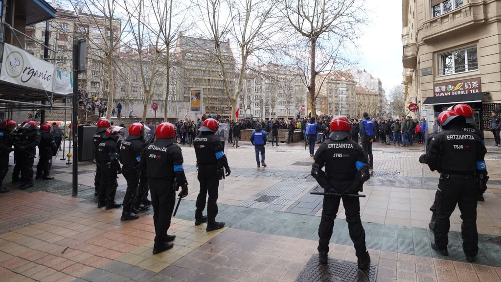 Ertzainas durante la manifestación en memoria de los cinco asesinados por la Policía Armada en 1976, en Vitoria