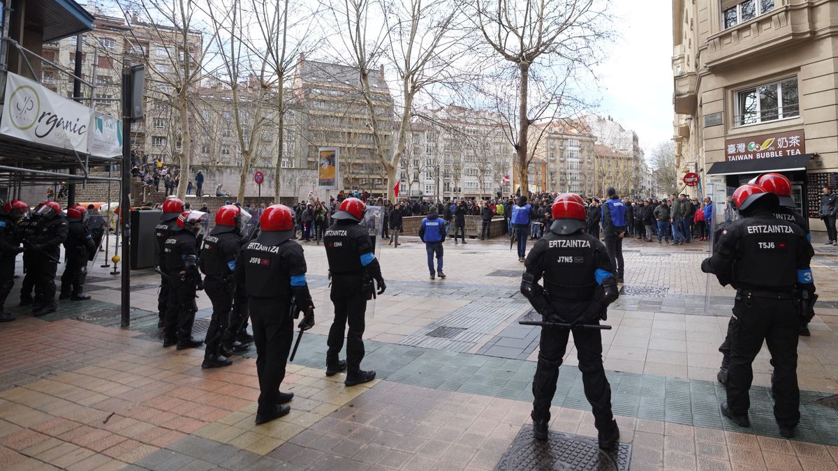 Ertzainas durante la manifestación en memoria de los cinco asesinados por la Policía Armada en 1976, en Vitoria