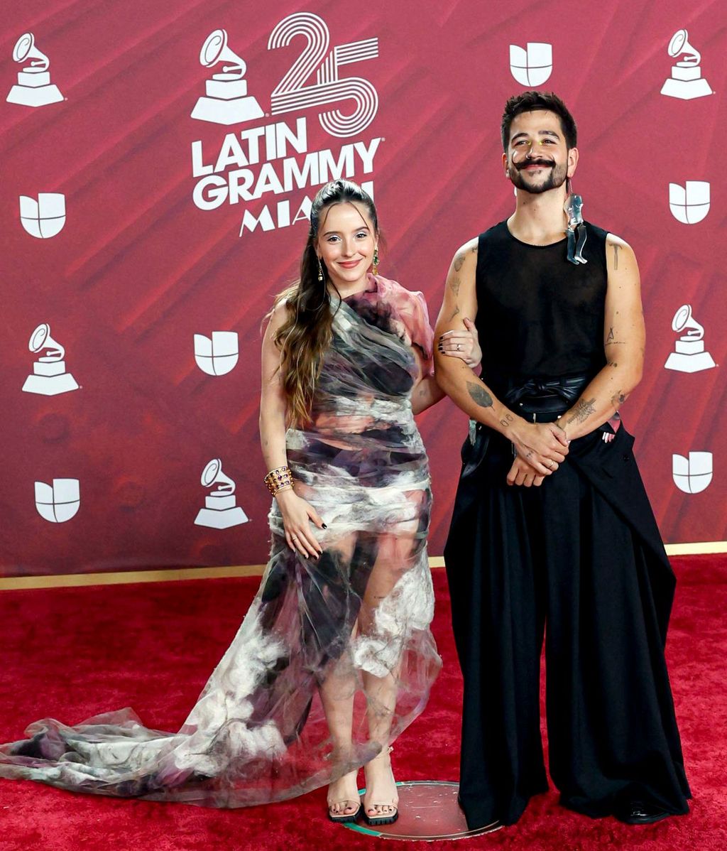 Eva Luna y Camilo en la alfombra roja de los Latin Grammy 2024.