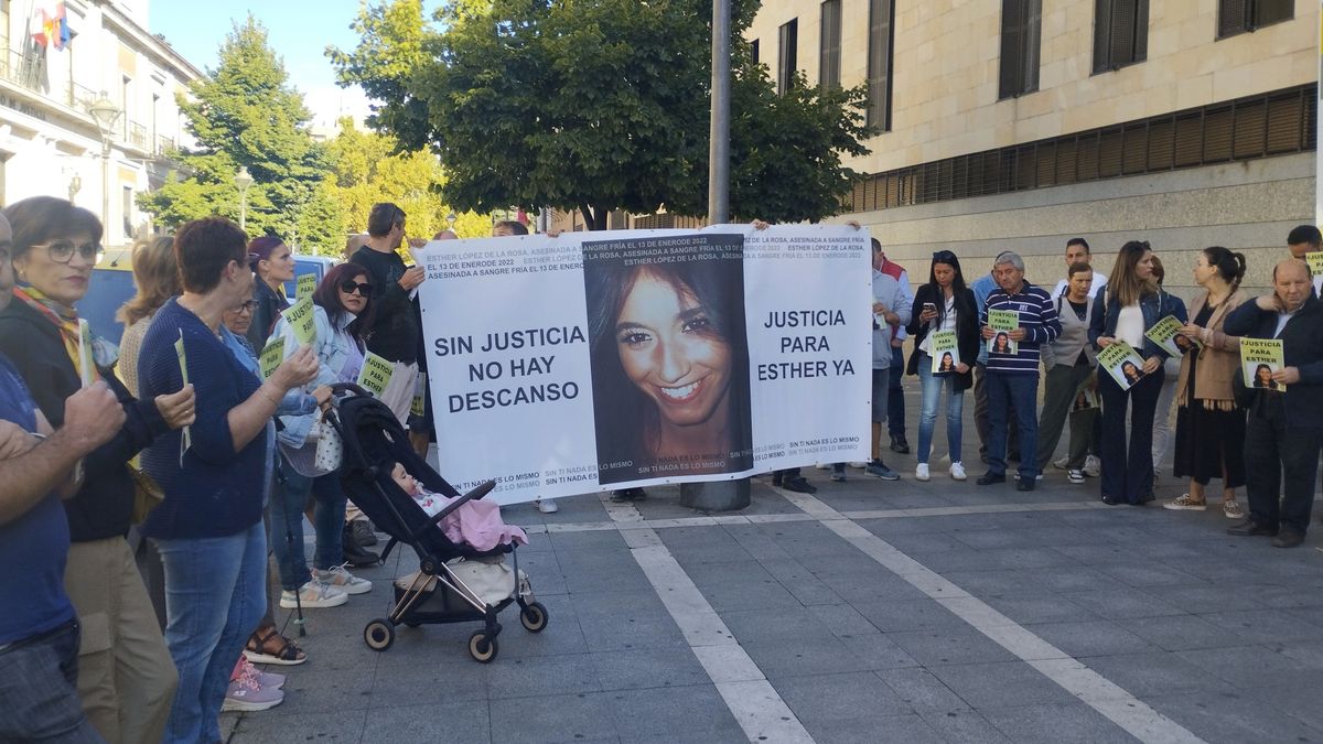 Familiares y amigos de Esther López se concentran a las puertas del Edificio de los Juzgados de Valladolid