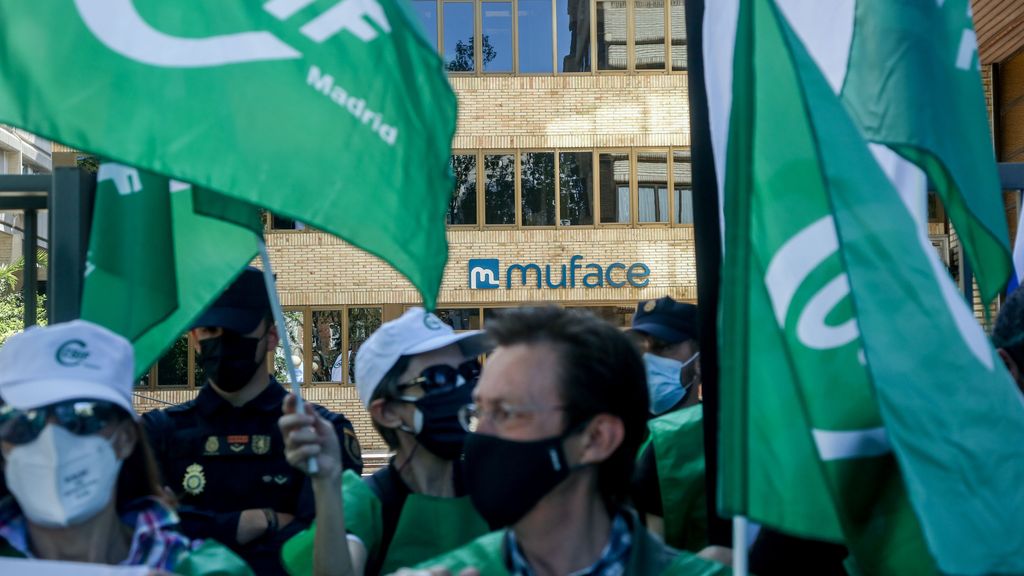 funcionarios protestando ante la sede de Muface en Madrid