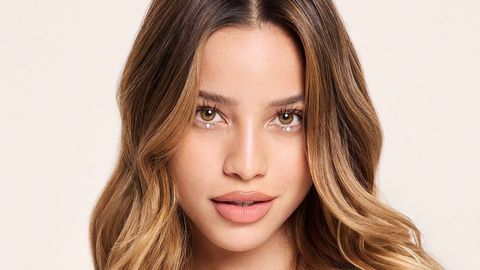 Los brillitos de Emilia Mernes: cómo ponérselos y su verdadero significado