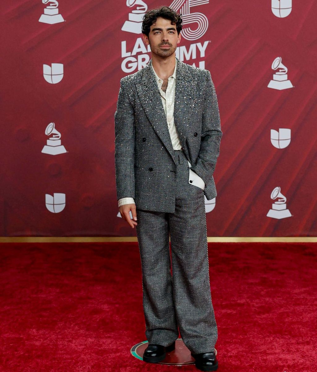 Joe Jonas en la alfombra roja de los Latin Grammy 2024.