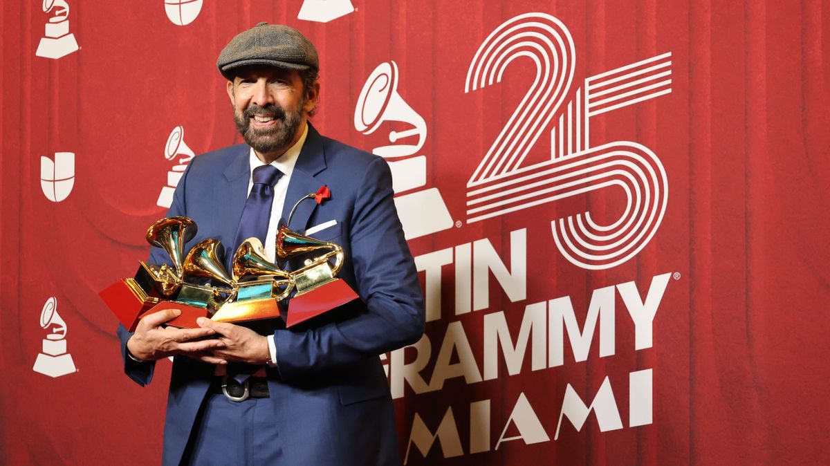 Juan Luis Guerra con sus gramófonos en los Latin Grammy 2024.