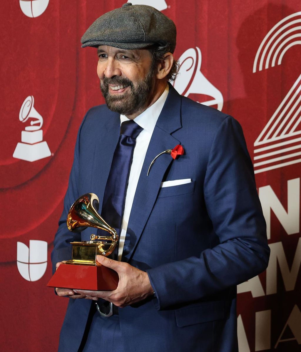 Juan Luis Guerra en la alfombra roja de los Latin Grammy 2024.