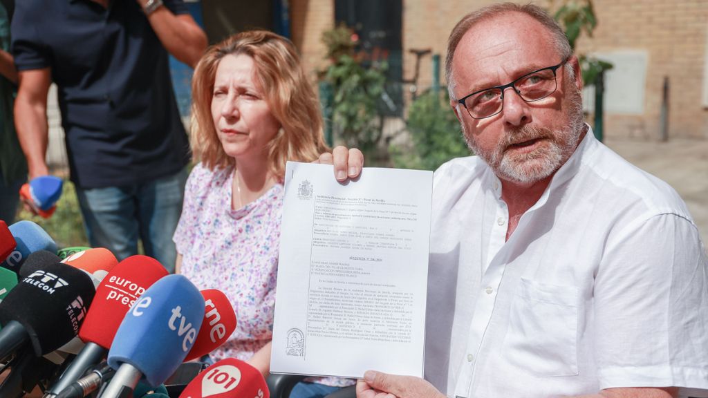 Los padres de Marta del Castillo en una rueda de prensa en Sevilla