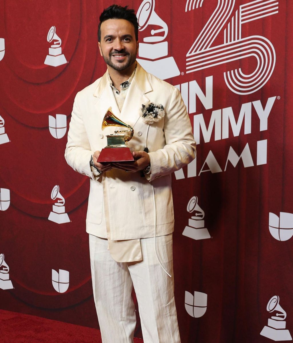 Luis Fonsi en la alfombra roja de los Latin Grammy 2024.