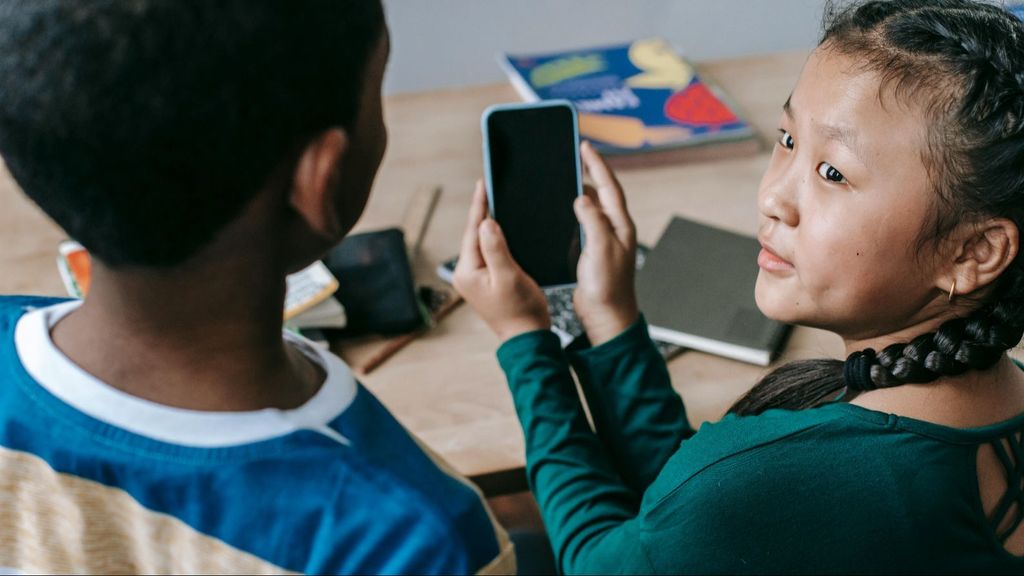 Menores con un teléfono móvil