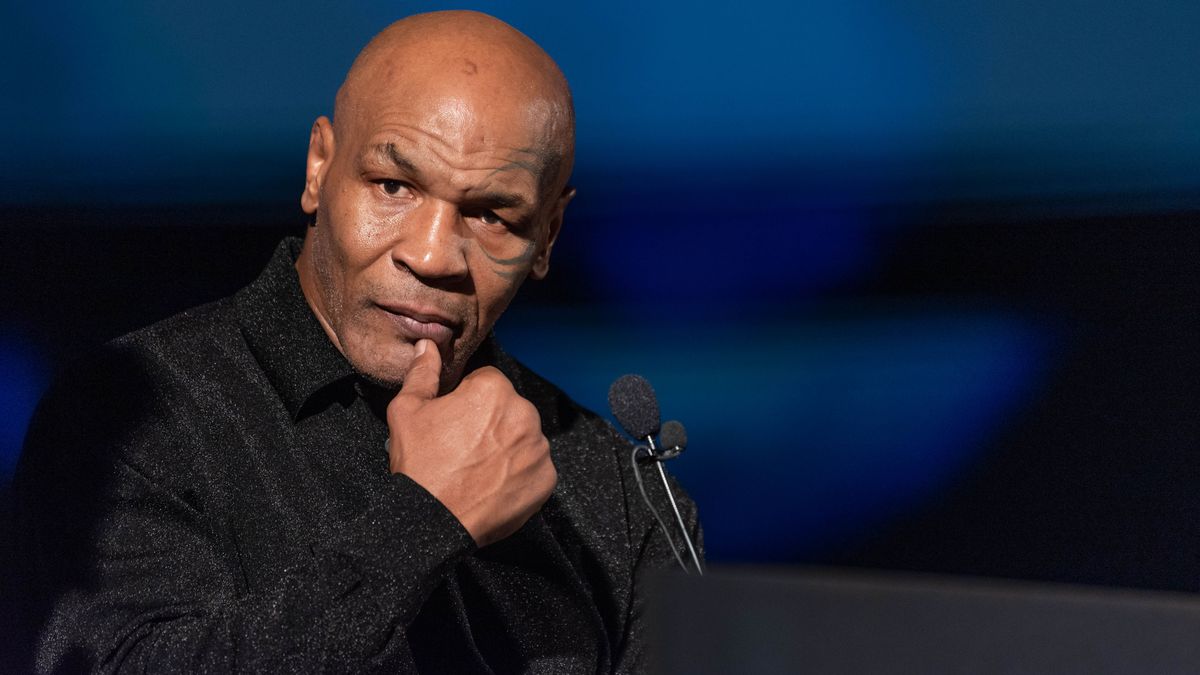 Mike Tyson calienta el combate contra Jake Paul soltándole un tortazo tremendo en pleno pesaje