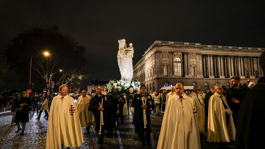 Notre Dame, cinco años después de la tragedia: la Virgen, hallada intacta del incendio, vuelve a la catedral