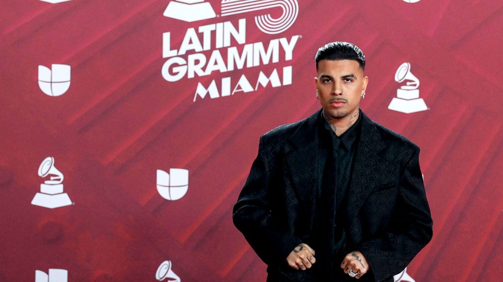 Rauw Alejandro en la alfombra roja de los Latin Grammy 2024.