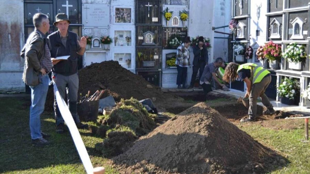 Trabajos del equipo de investigación en la fosa de O Val, Narón (A Coruña)