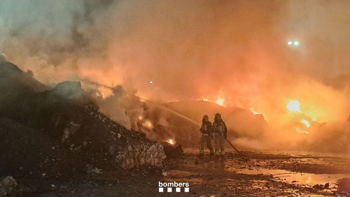 Un aparatoso incendio en una planta de reciclaje deja una gran columna de humo en Sabadell,