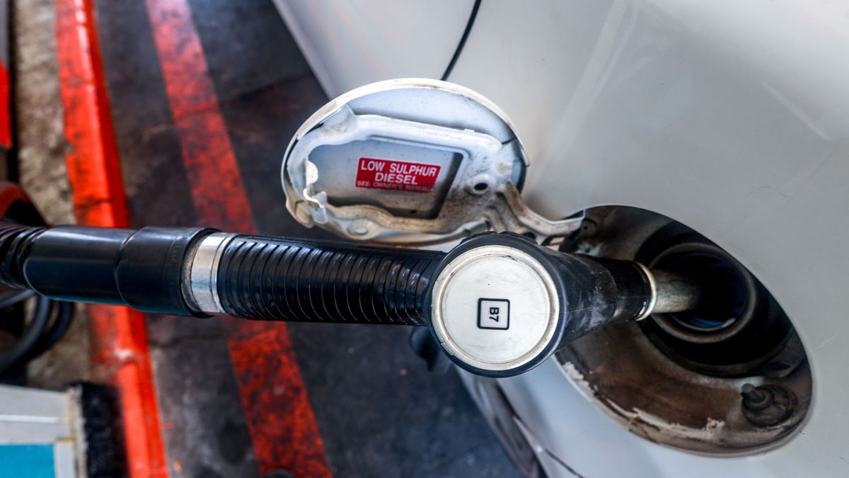 Un vehículo repostando combustible diésel en una gasolinera de Madrid