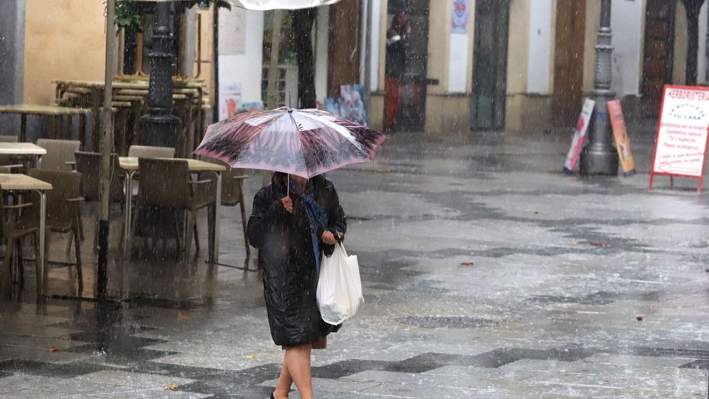 Una mujer camina con un paraguas para protegerse de la lluvia en Jerez de la Frontera