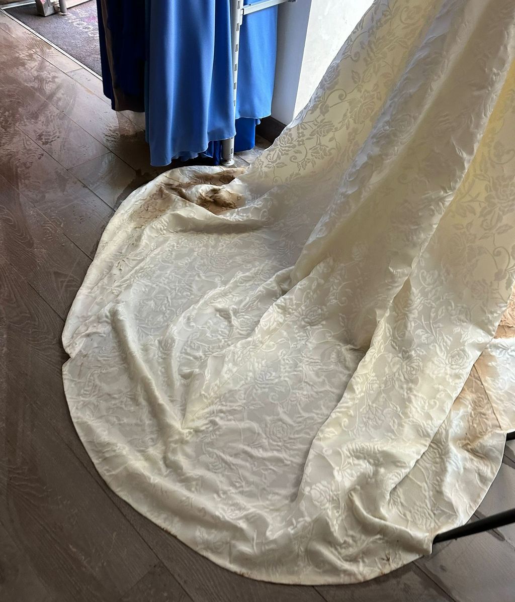 Vestido de novia manchado de barro