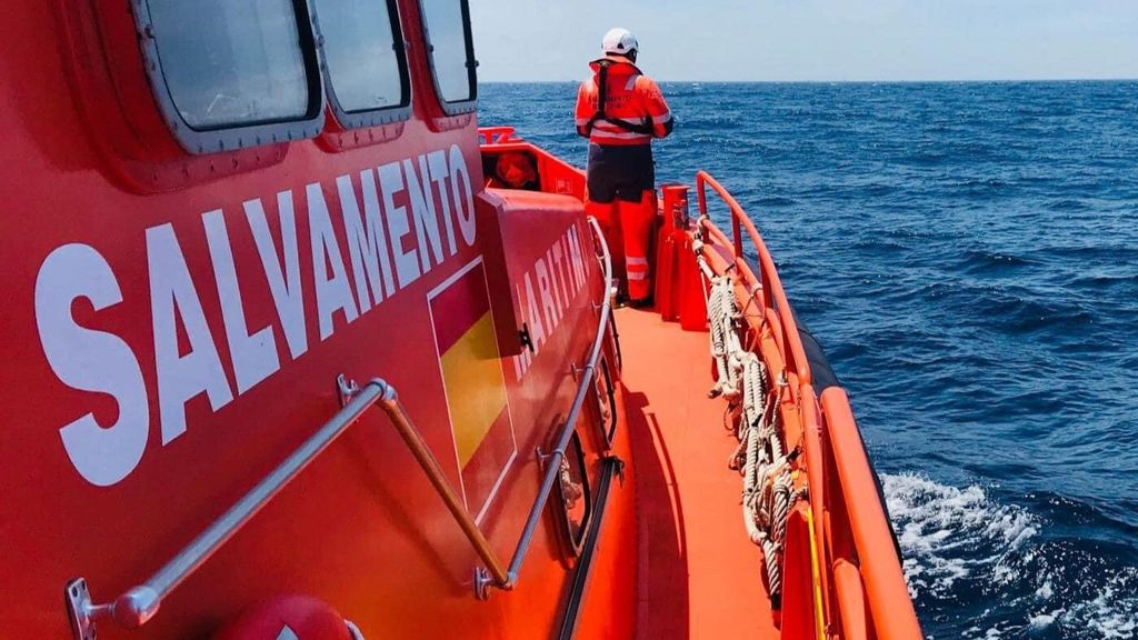 Buque de Salvamento Marítimo en el mar