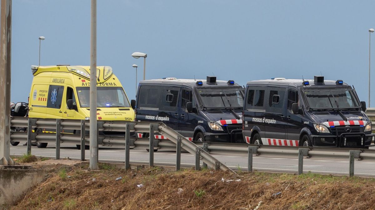 Dos furgonetas de los Mossos y una ambulancia del SEM