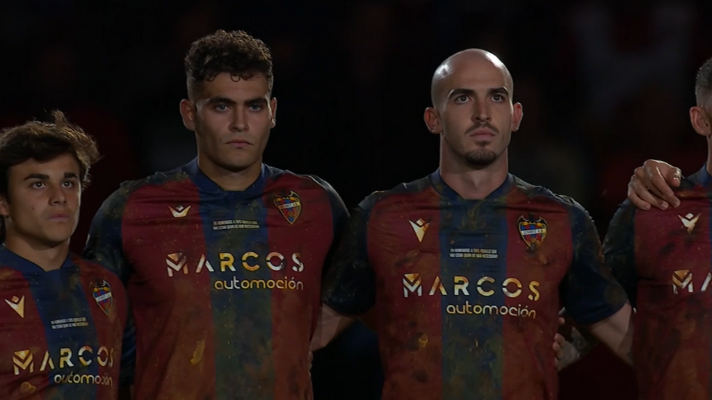 El emotivo homenaje del Levante a los afectados por la DANA: salen al campo con las camisetas manchadas de barro