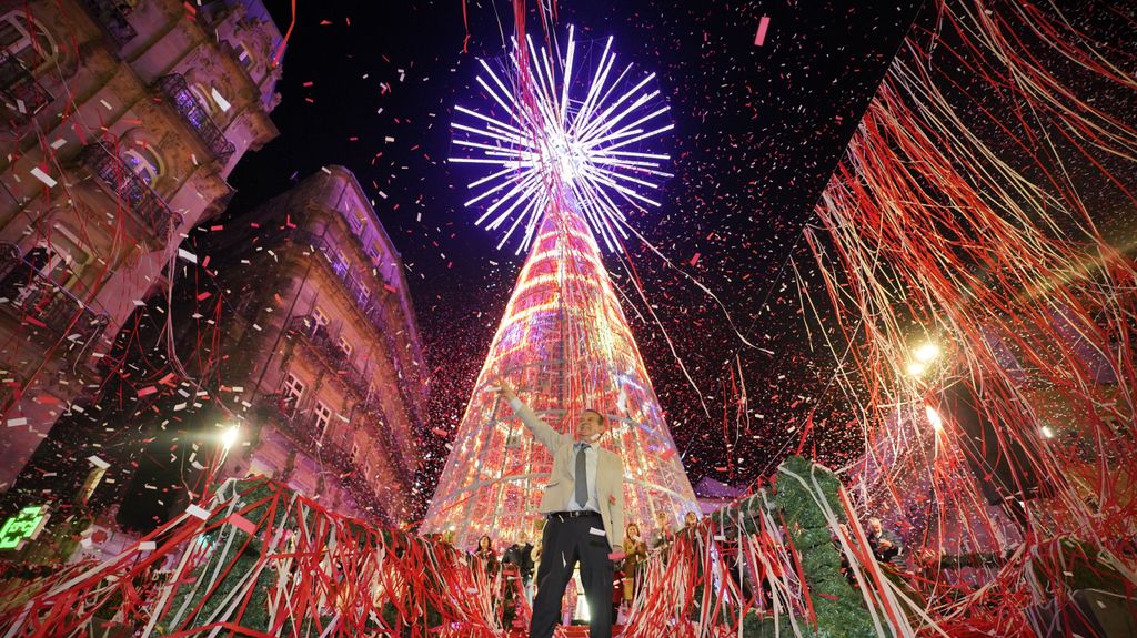 Vigo enciende sus luces de Navidad con un árbol de más de 44 metros