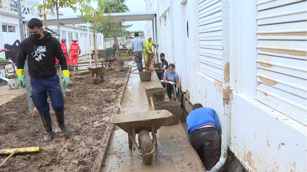 Los voluntarios aprovechan el fin de semana para seguir ayudando en las zonas afectadas por la DANA