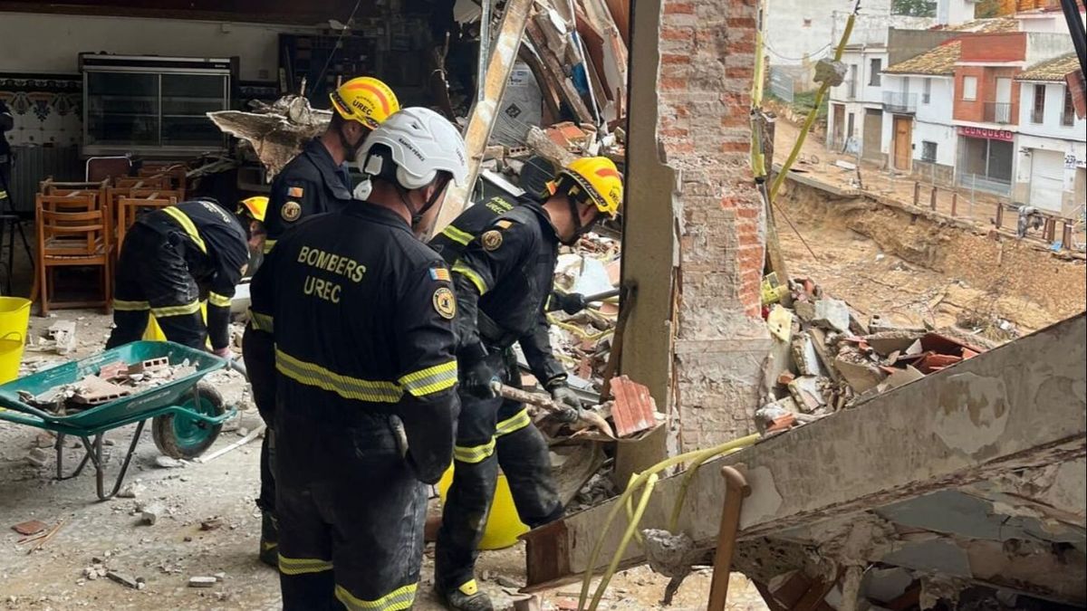 Trabajos de apuntalamiento de los bomberos en Chiva