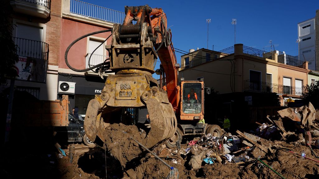 Una grúa retira los escombros en el día 13 tras el paso de la DANA por Valencia, a 11 de noviembre de 2024, en Algemesí