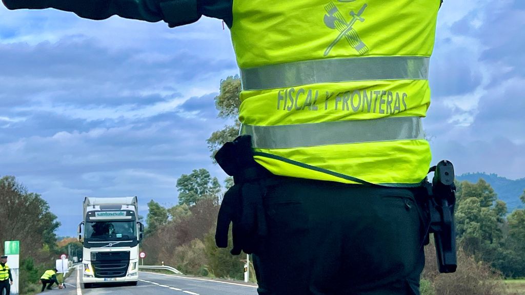 Agente de la Guardia Civil en un control de tráfico a camiones