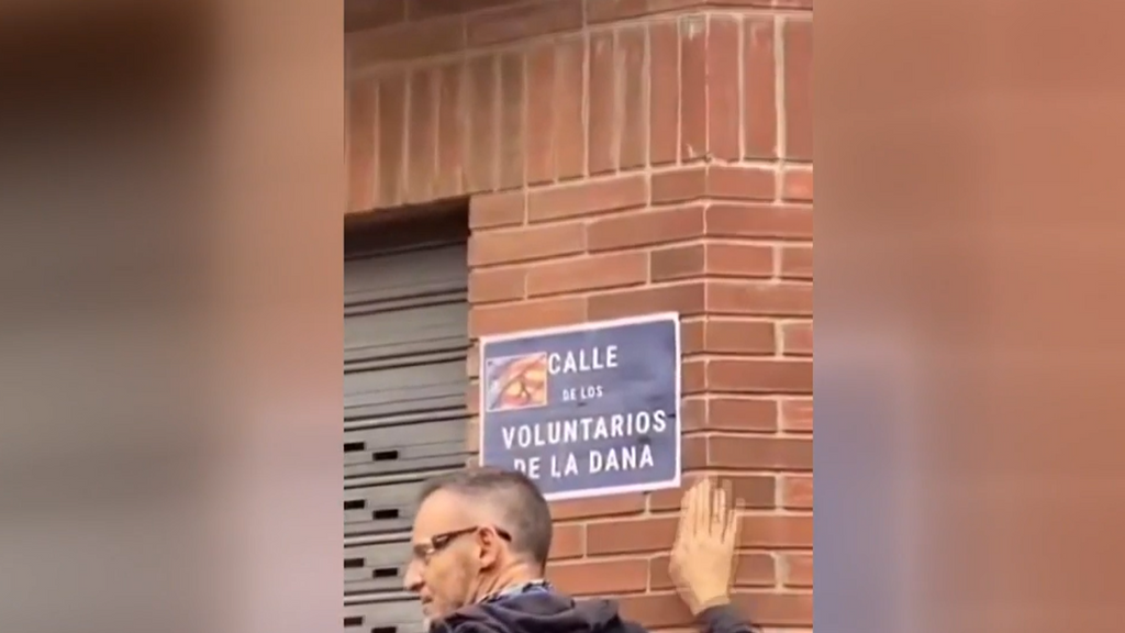 La 'calle de los voluntarios de la Dana': el emotivo homenaje de los vecinos de Paiporta a sus voluntarios