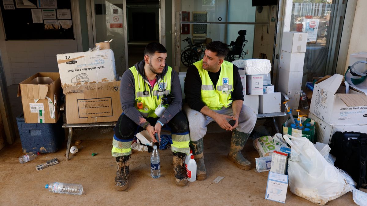 Miles de voluntarios colaboran sin descanso en los pueblos arrasados por el agua