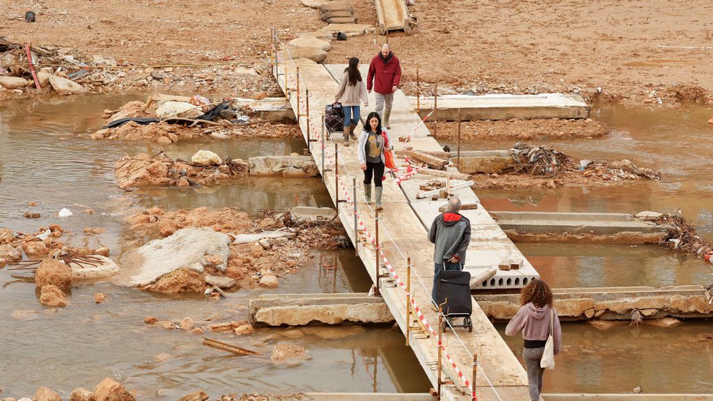 Los vecinos de Picanya construyen una pasarela en el barranco del Poyo para conectar dos barrios