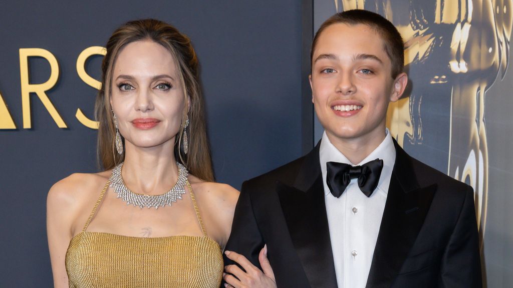 Angelina Jolie y su hijo Knox posaron así en la alfombra roja