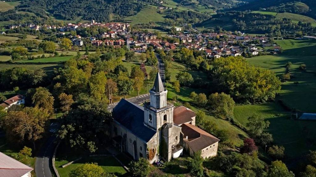 Artziniega es una villa medieval alavesa, situada a 55 kilómetros de Vitoria y 27 de Bilbao