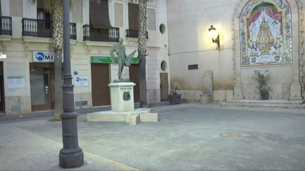 Así luce la plaza de Chiva con la estatua de Enrique Ponce tras la DANA