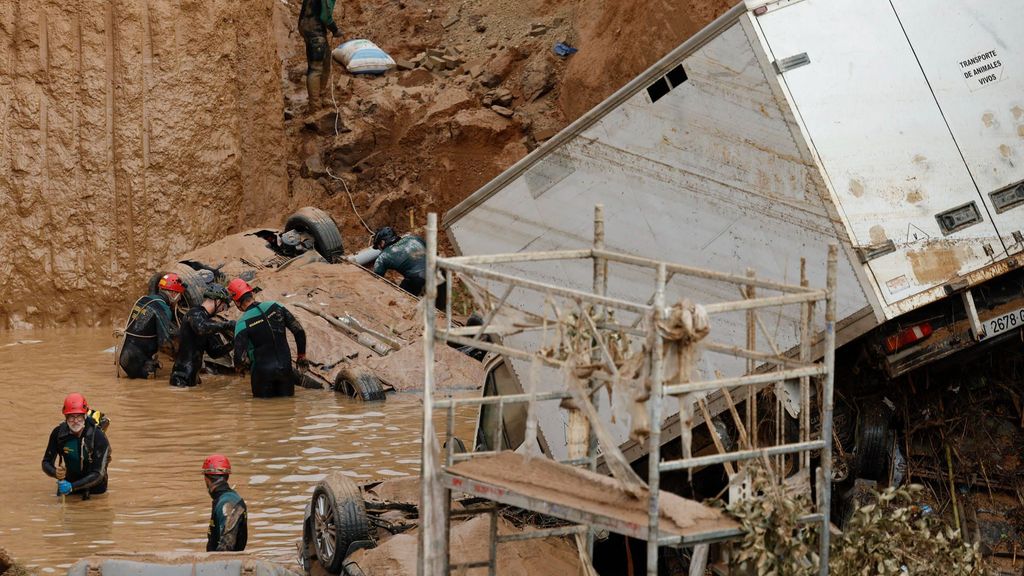 Búsqueda y rescate de víctimas en Paiporta tras el paso de la DANA