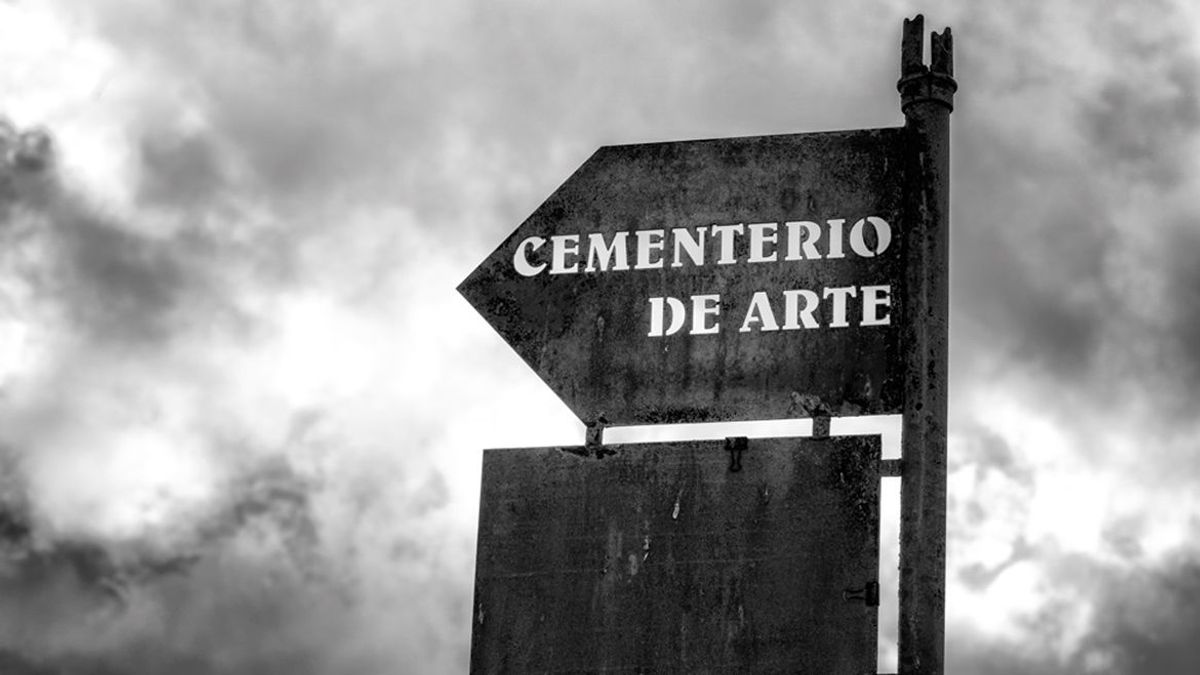 Cartel indicando la dirección al Cementerio de Arte