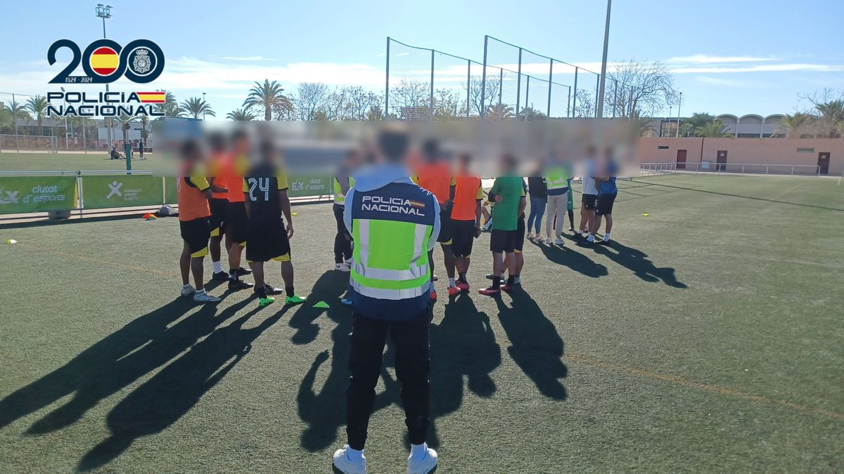 Doce detenidos por estafar a menores y jóvenes con la promesa de jugar a fútbol profesional en Alicante y Ceuta