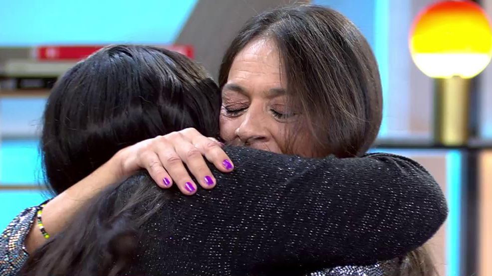 El emotivo abrazo entre madre e hija