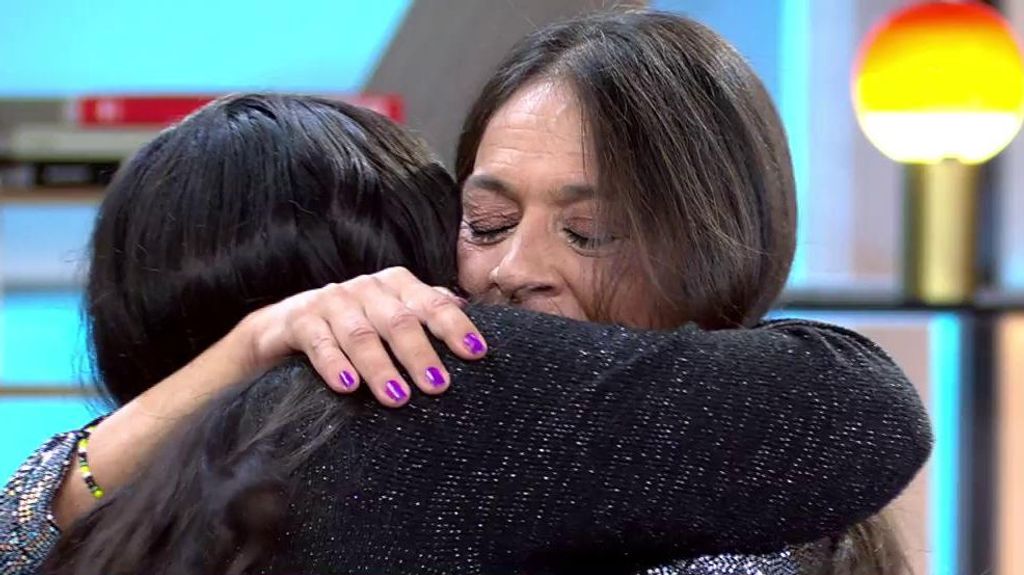 El emotivo abrazo entre madre e hija