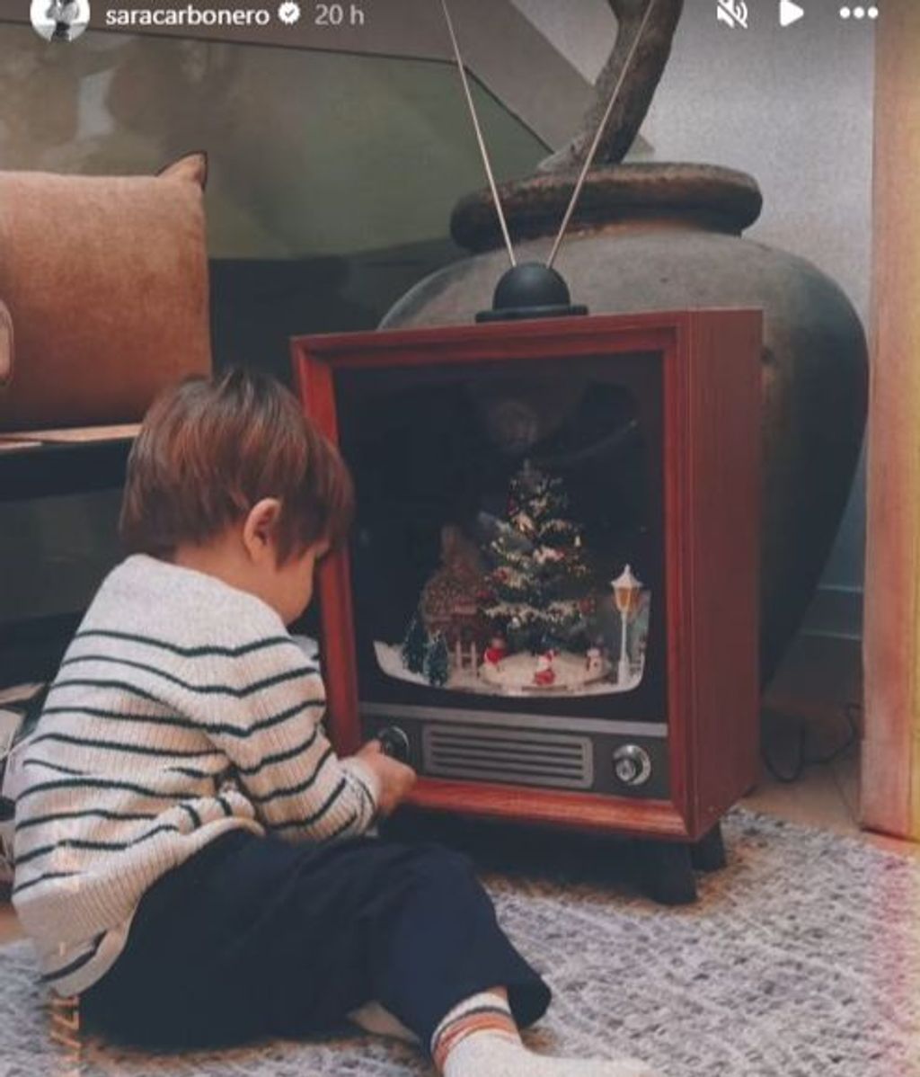 El hijo de Sara Carbonero jugando con una tele decorativa