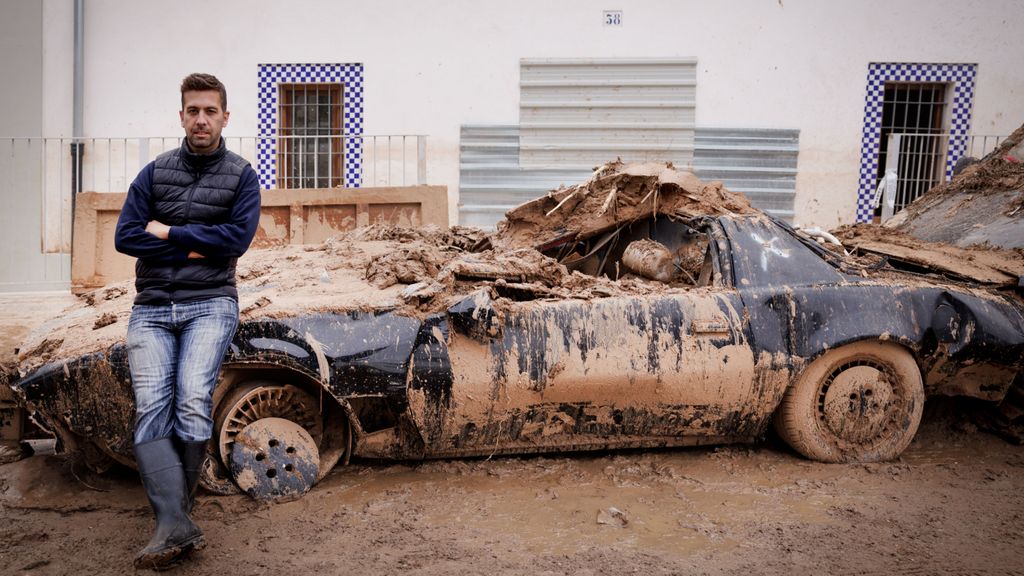 El 'Kitt' de Javier, una réplica del 'coche fantástico' perdida entre el lodo de Picanya