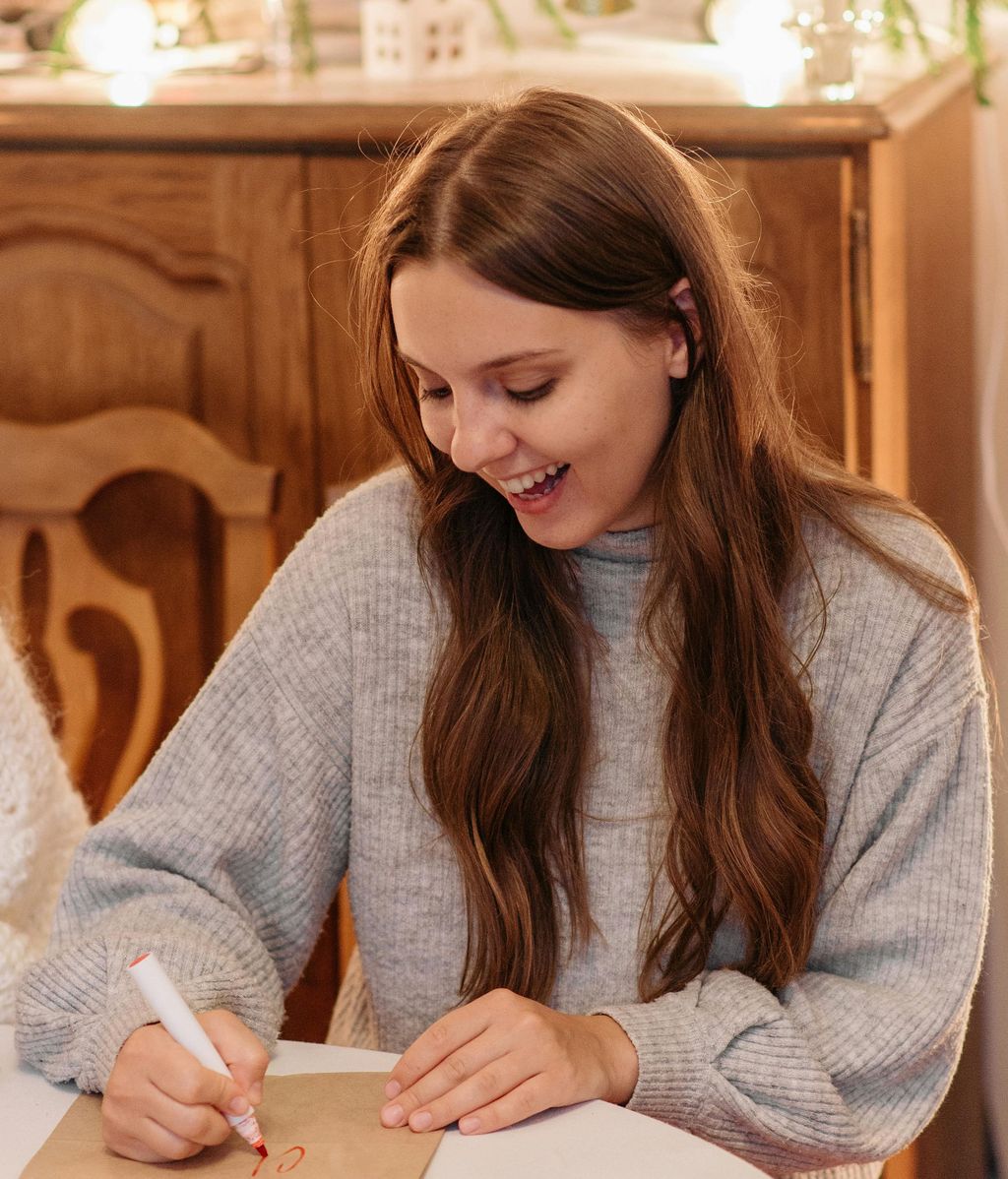 Envía frases de Navidad a tu mejor amiga. FUENTE: Pexels